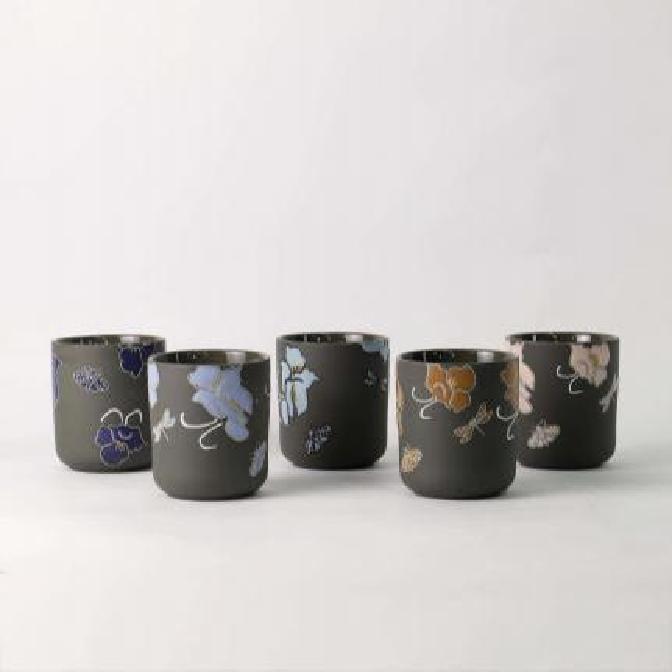 เหตุใดเชิงเทียนดอกไม้ที่วาดด้วยมืออันเป็นเอกลักษณ์นี้จึงกลายเป็นที่โปรดปรานแห่งใหม่บน Instagram