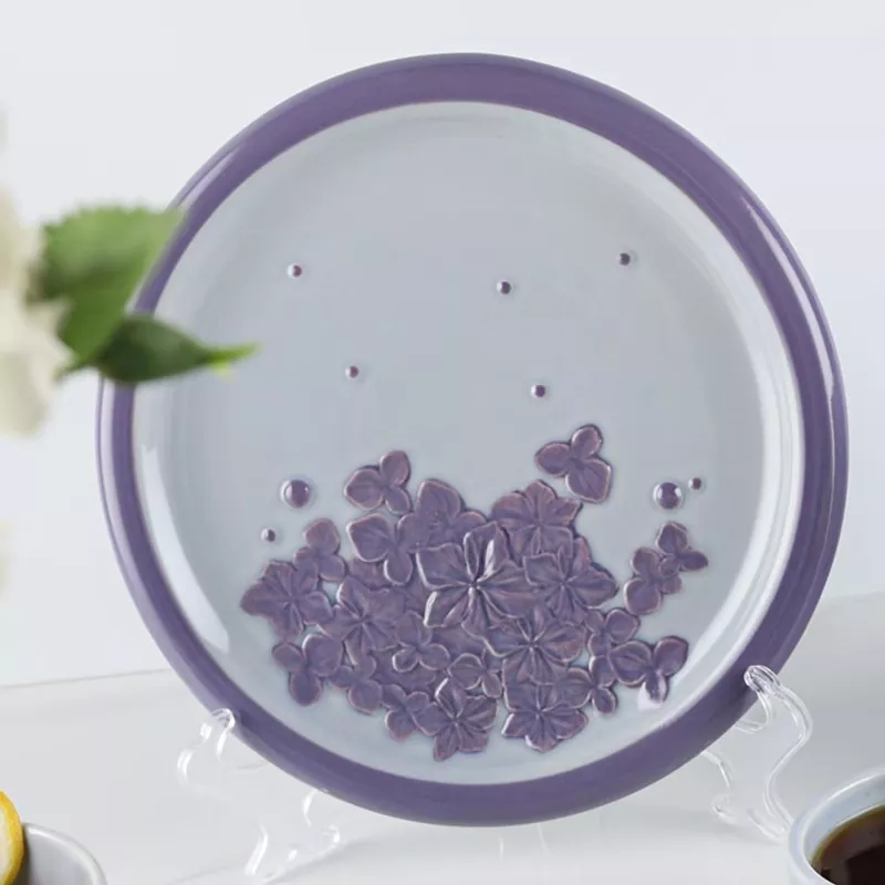 จานเซรามิกที่ทาสีด้วยมือ