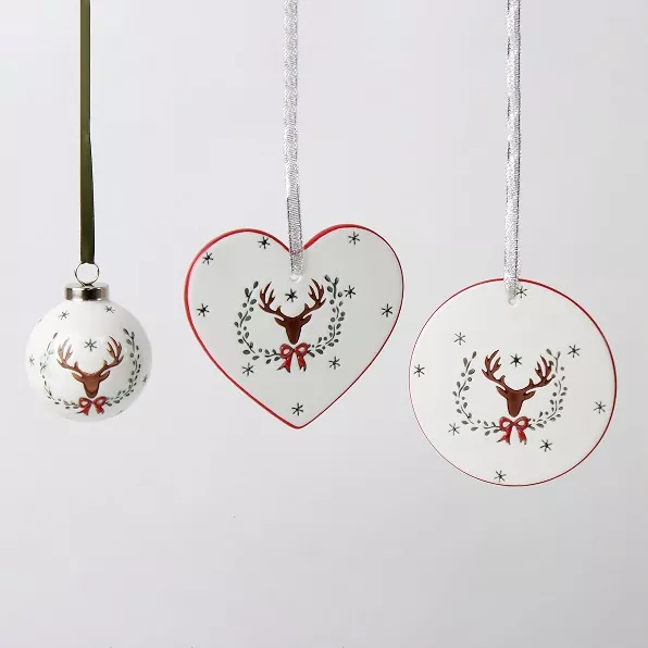 การตกแต่งต้นคริสต์มาสเซรามิกทำด้วยมือที่ไม่ซ้ำใคร